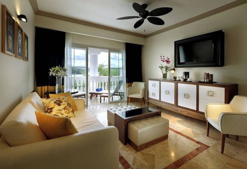 سوییت, The Signature Level At Grand Palladium Lady Hamilton Resort & Spa  All Inclusive