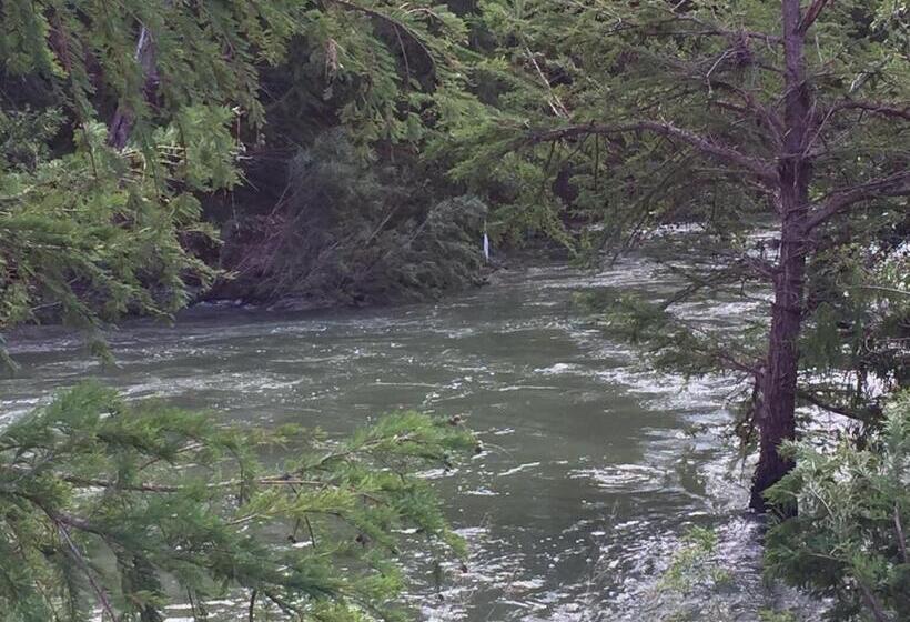 经济房, A Place To Stay Rooms