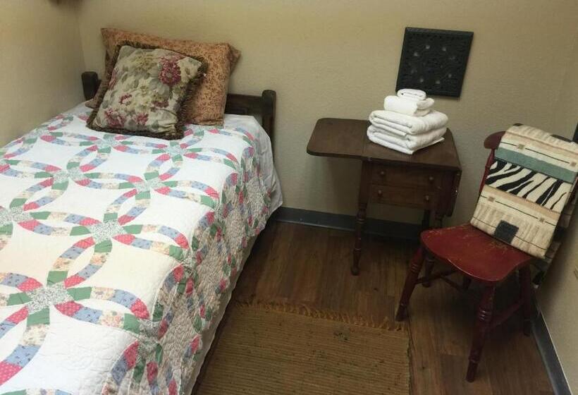 חדר אקונומי, A Place To Stay Rooms