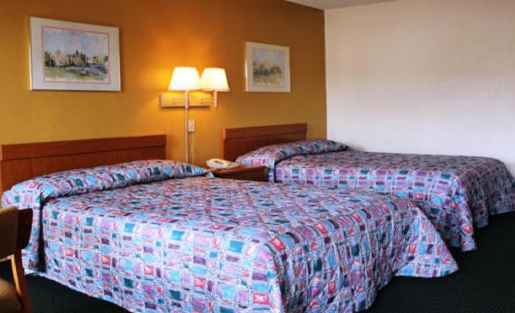 带2个双人床的标准工作室, Speedway Inn