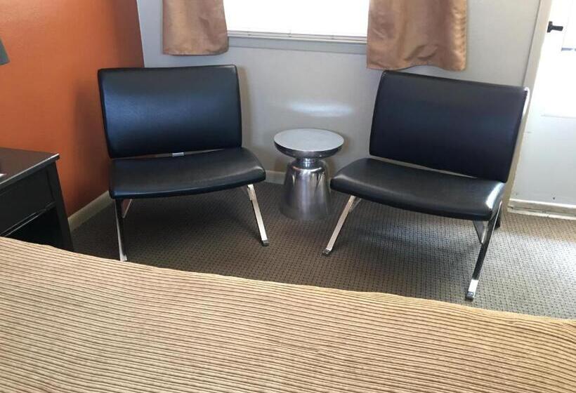Номер Стандарт, The Triangle Motel