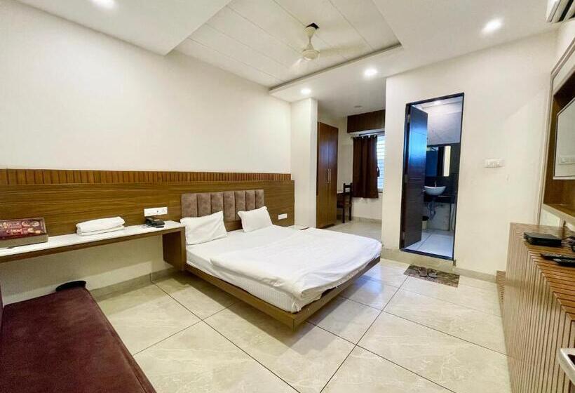 Номер Deluxe, Govindam Inn ! Ujjain Fully Air Conditioned Hotel At Prime Location With Parking Availability, Near