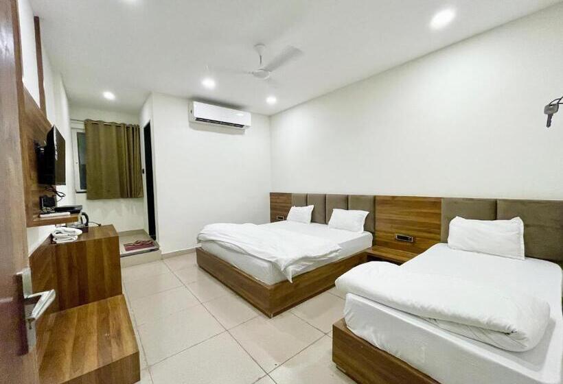 Номер Economy, Govindam Inn ! Ujjain Fully Air Conditioned Hotel At Prime Location With Parking Availability, Near
