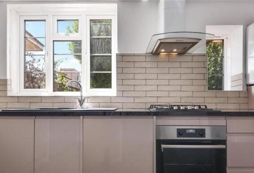 标准间, Room In Guest Room   Limehouse Townhomes Modern Spacious Serviced En Suite Room With A Garden View