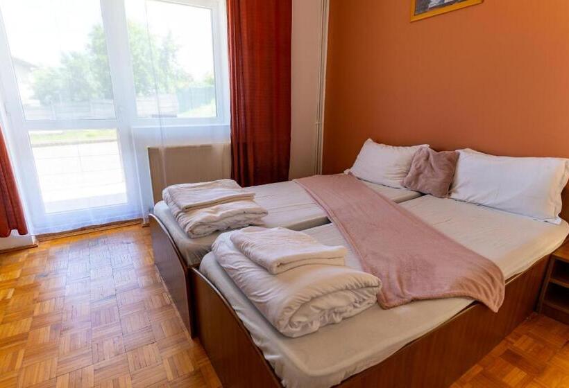 Quarto Estandar, Alexandra Vile
