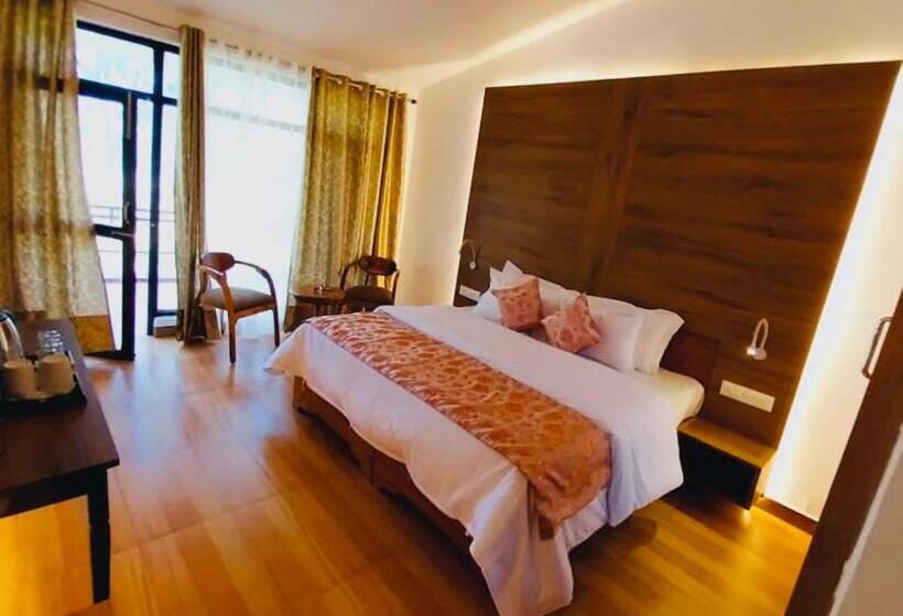 Номер Deluxe с Балконом, Crestmont Snow View Resort Ranikhet