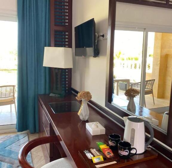 اتاق لوکس با چشم‌انداز دریا, Grand Waha Resort