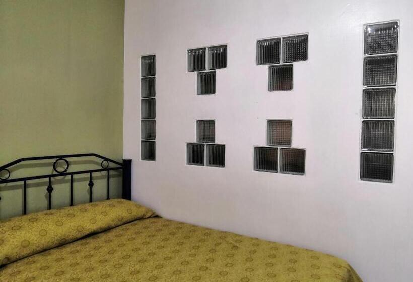 Quarto Triplo Estandar Banheiro Compartilhado, Hostal Maple