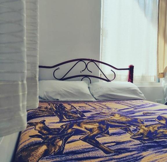 Quarto Triplo Estandar Banheiro Compartilhado, Hostal Maple