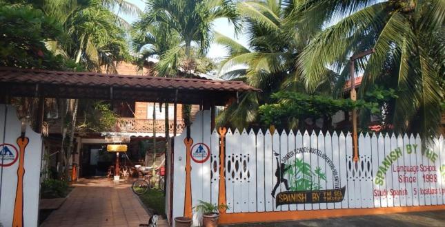 سرير فى غرفة مشتركه, Spanish By The Sea   Bocas