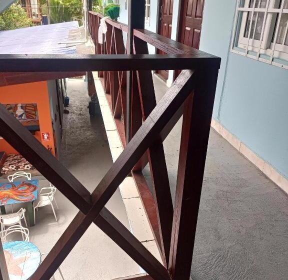 غرفة قياسية ثلاثية, Surfari Bocas