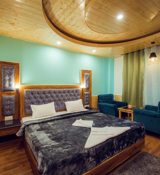 발코니 디럭스 룸, The Forest Pinnacle Hostel And Café, Old Manali