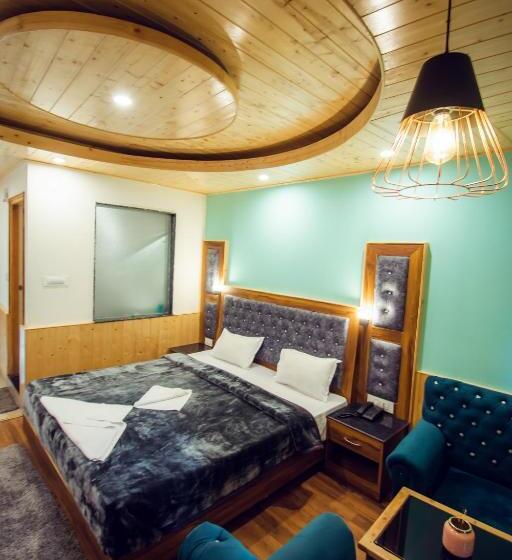 발코니 디럭스 룸, The Forest Pinnacle Hostel And Café, Old Manali