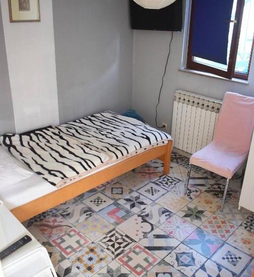 اتاق استاندارد یک نفره, Favela Hostel