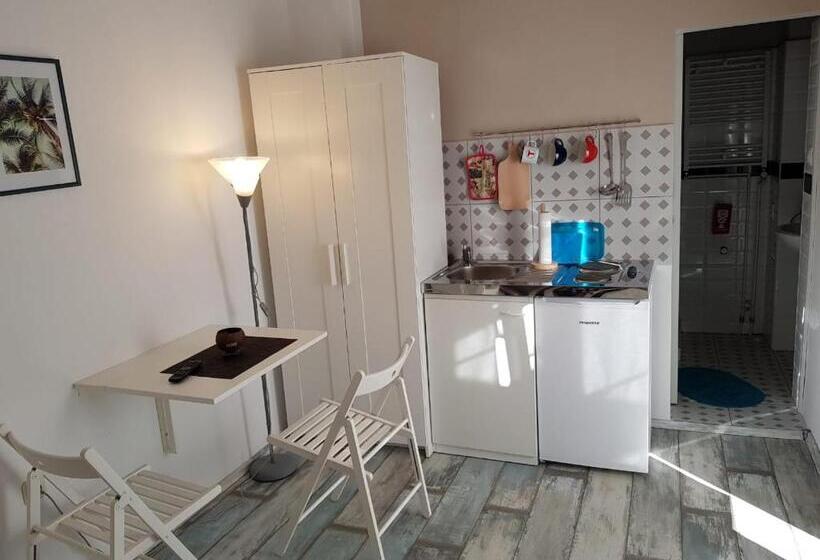 استودیوی استاندارد, Favela Hostel