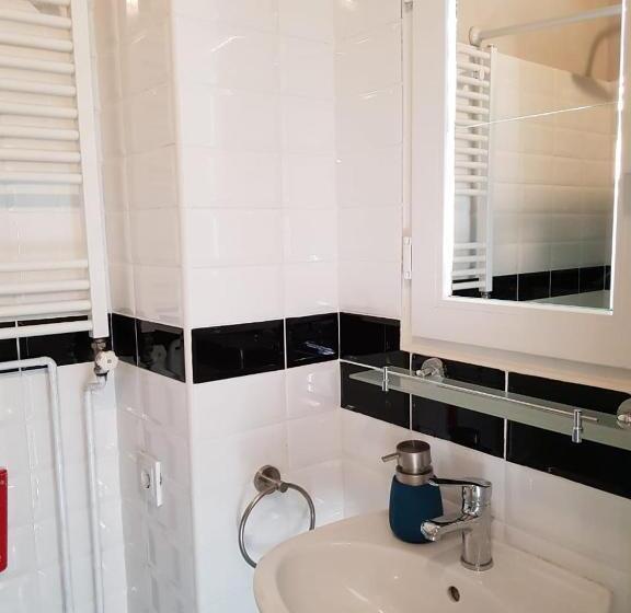 استودیوی استاندارد, Favela Hostel