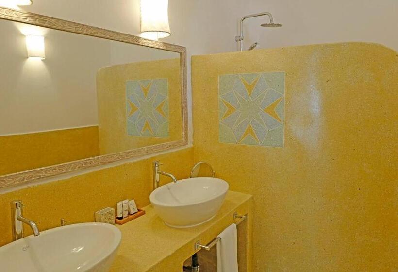 Полулюкс, Pongwe Bay Resort