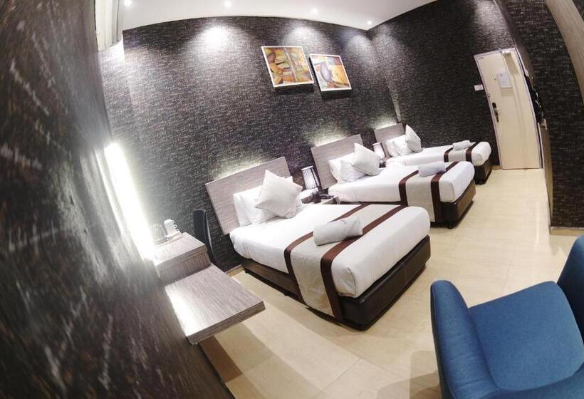Трехместный Номер Deluxe, Here