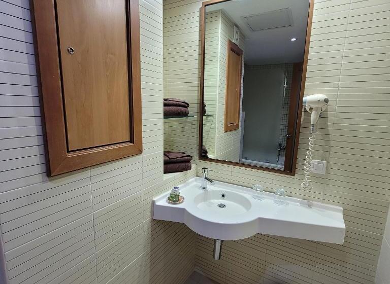 Mini Suite, Tiba
