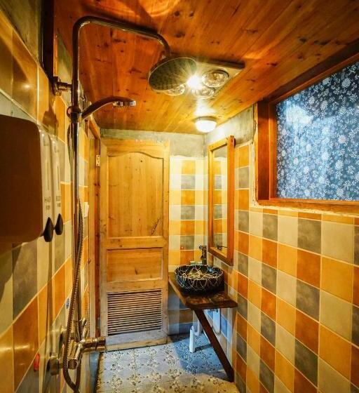 Номер Стандарт Вид на Озеро, Xidi Kunlun International Hostel