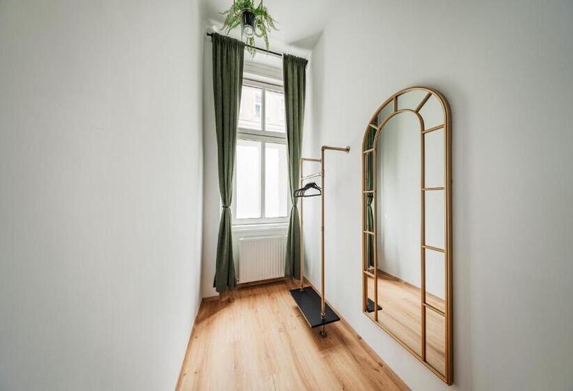اتاق استاندارد سه تخته با سرویس بهداشتی مشترک, Bloom By Home1