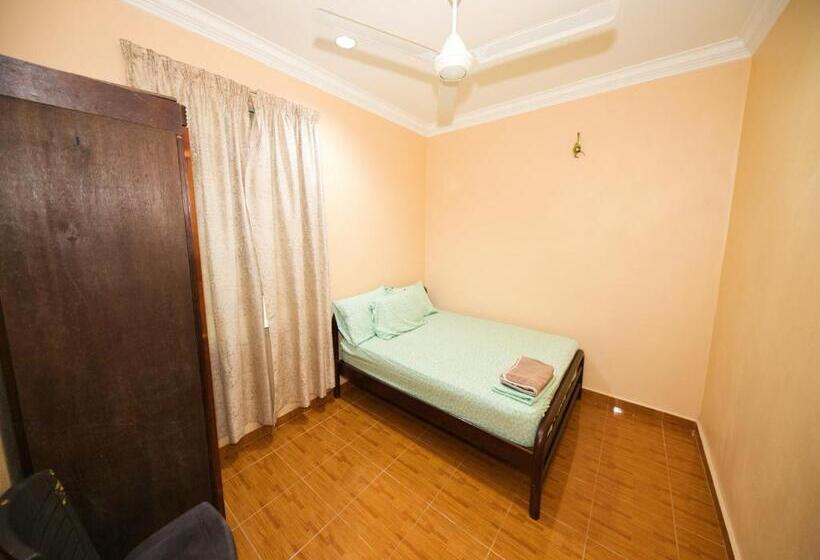 Апартаменты 3 Спальни, Oyo 91004 Homestay Masjid At Taqwa