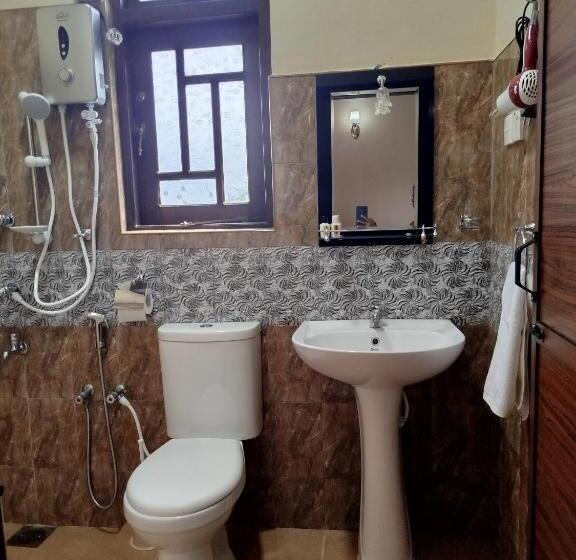 标准间, Cosy White Palace