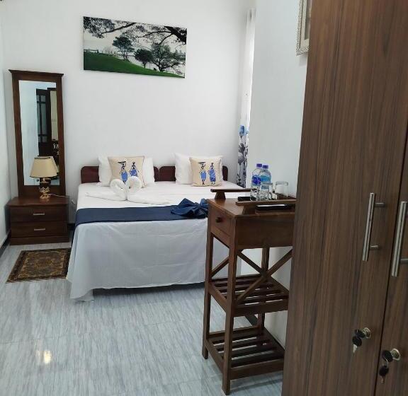 家庭间, Cosy White Palace