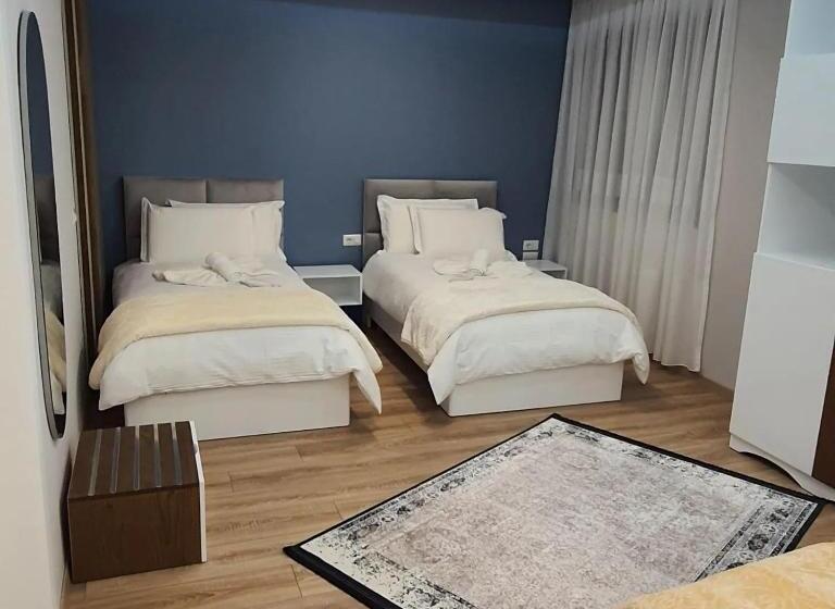 חדר לארבעה סטנדרטי עם מרפסת, Vila Ajet