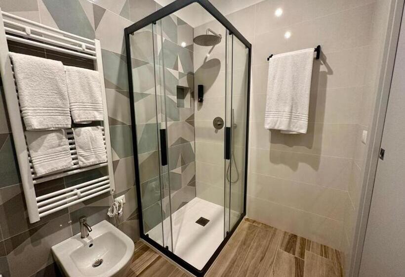 غرفة قياسية, Qualora Room & Suite