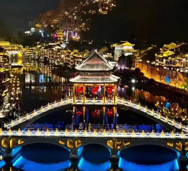 Номер Стандарт, 聚贤居客栈 Fenghuang Juxianju Inn