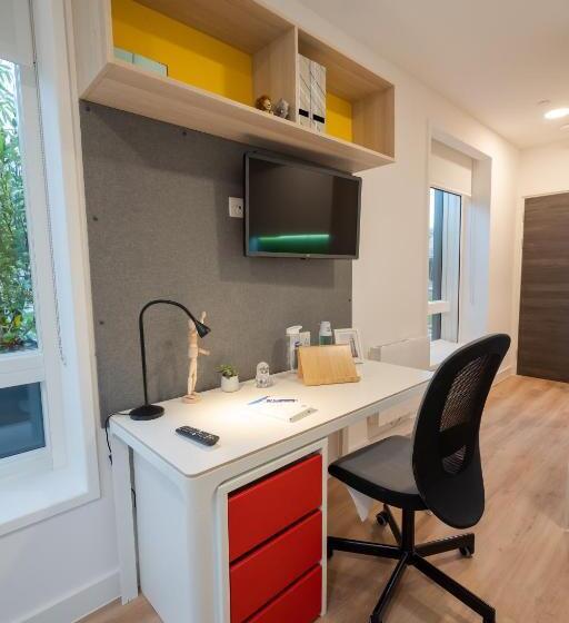 استودیوی استاندارد, Premium Studio   Sparkford House