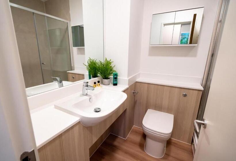 استودیوی استاندارد, Premium Studio   Sparkford House