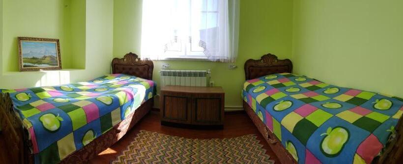 Номер Стандарт Вид на Сад, Ashot & Gohar B&b