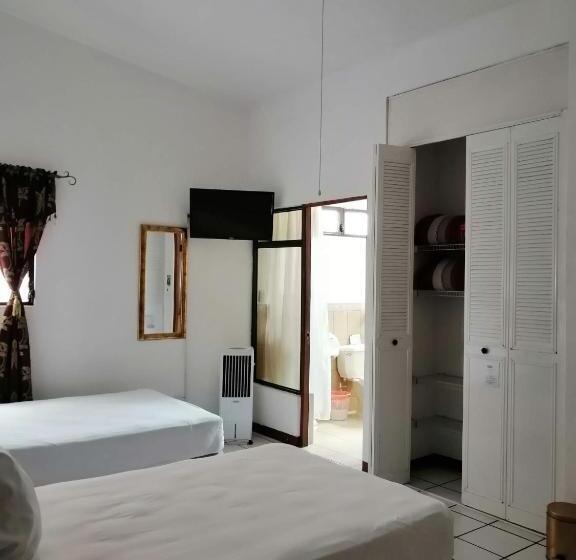 اتاق استاندارد سه نفره, Novohostal B&b