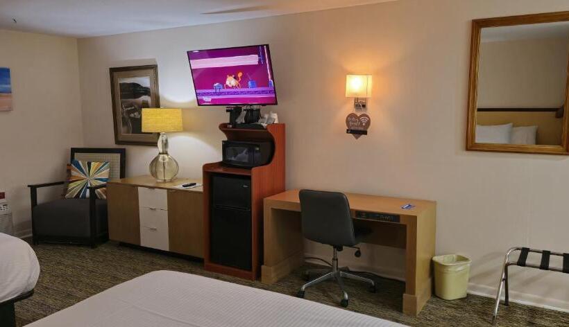 Четырехместный Номер Стандарт, Rodeway Inn Formerly Camp Inn Lodge