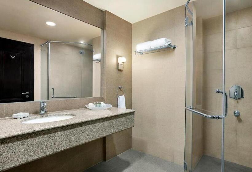 اتاق اجرایی با تخت بزرگ, Ramada By Wyndham Karachi Creek