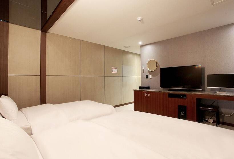 Quarto Estandar, The Ace