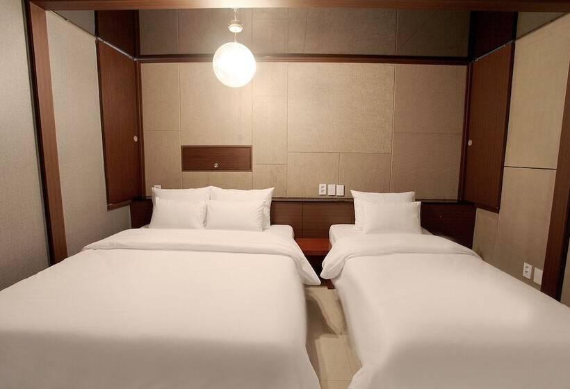 Quarto Estandar, The Ace