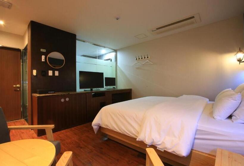 Quarto Deluxe, The Ace
