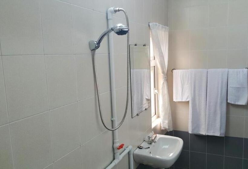 اتاق اکونومی, Pandora Motel