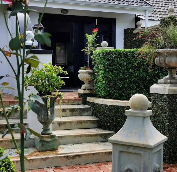 סוויטה, At 98 On Lynburn Guest House
