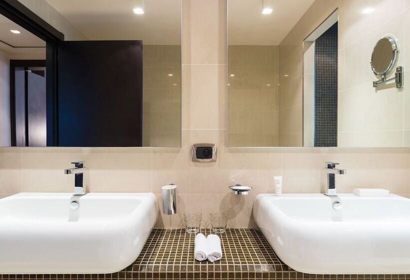 带泳池观景的豪华房, Radisson Blu Hotel N Djamena