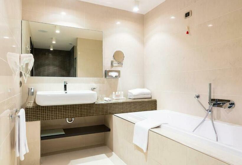 Premium room with river view, Radisson Blu Hotel N Djamena