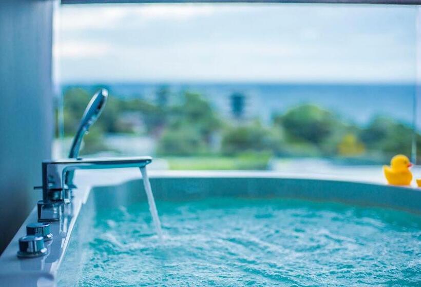 اتاق اساندارد با چشم‌انداز جانبی به دریا, The Sis Kata Resort   Adult Only