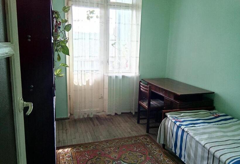 اتاق اکونومی, Room In The Centre