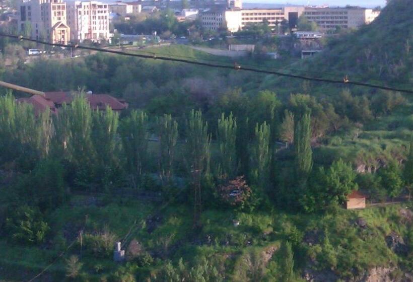 اتاق اکونومی, Room In The Centre