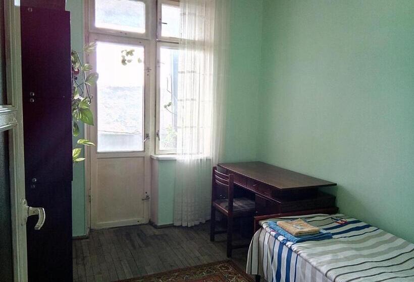 اتاق استاندارد یک نفره, Room In The Centre