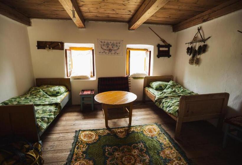Quarto Triplo Estandar, Household šain