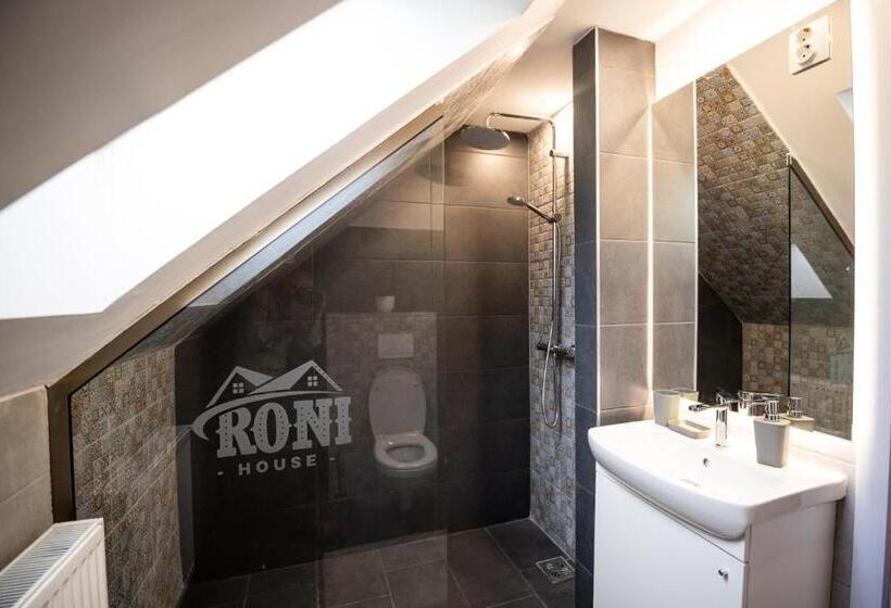 标准间带阳台, Roni House